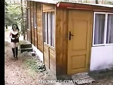 Леди в латексной одежде заставляет рабыню вылизать свои сапоги