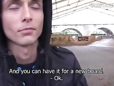 Голубой чешский парень согласился подрочить и отсосать на природе