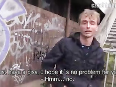 Голубой чешский парень согласился подрочить и отсосать на природе