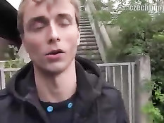 Голубой чешский парень согласился подрочить и отсосать на природе