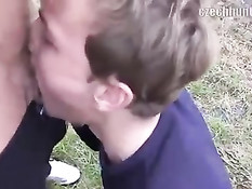 Голубой чешский парень согласился подрочить и отсосать на природе