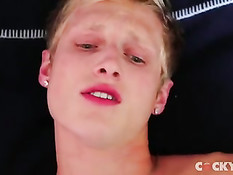 Гей с татуировками рассматривал молодого любовника и дрочил член