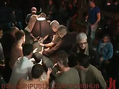 На гей вечеринке парня обмотали тканью и использовали как игрушку