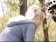 Групповое порно застрявшей на дороге блондинки и группы байкеров