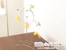 3D хентай малышка сосёт страпон у подруги и садится на него сверху