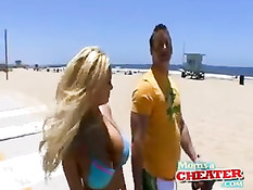 Снял на пляже светловолосую женщину Shyla Stylez и оттрахал дома