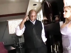 Сисястая женщина Shyla Stylez занимается сексом с темнокожим другом