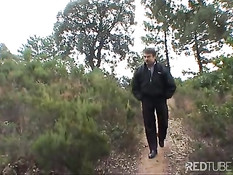 Эта зрелая пара любит выезжать на природу, чтобы заняться сексом
