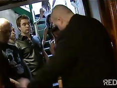 Три полуголые девочки занимаются любовью на полу в ночном клубе