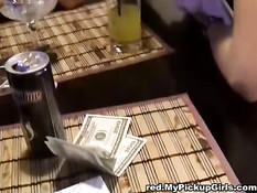 Русские пикаперы на улице сняли девушку и оттрахали в ресторане