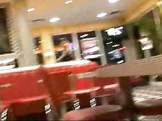 Блондинка зашла с парнем в туалет ресторана, чтобы заняться сексом