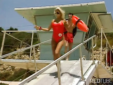 Очаровательные спасательницы любят заниматься любовью на яхте