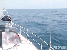 Блондинка в красном купальнике в открытом море занимается сексом