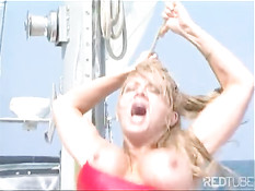 Блондинка в красном купальнике в открытом море занимается сексом