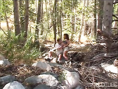 Лес - это очень хорошее место, чтобы заняться сексом с любовницей