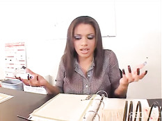 Похотливая профессорша Alexis Silver любит трахаться со студентами