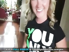 Парень с видеокамерой заглянул в гости к блондиночке и снял порно