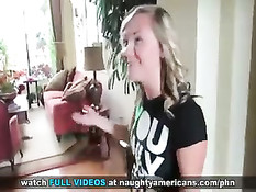 Парень с видеокамерой заглянул в гости к блондиночке и снял порно