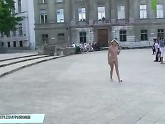 Молодая чешская блондинка не стесняется гулять голышом по улицам