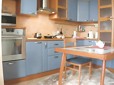 Молодую русскую тёлку на кухне отодрали во влагалище и в попку