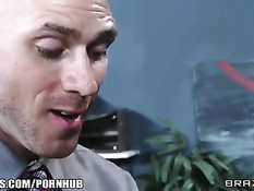 Секретарша с большими сиськами и пирсингом в носу показала киску