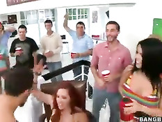 Горячие порнозвёзды приезжают на секс пати и показывают сиськи