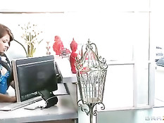 Шикарная блондинка Jessica Nyx вместо массажа подрочила мужчине