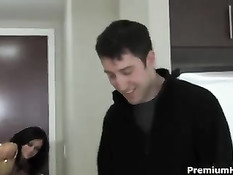 Alyssa Reece возбудила себя вибратором, а потом подрочила парню