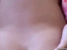 Парень ебёт молодую брюнетку раком, а потом кончает прямо в ротик