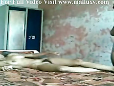 Восточная пара под экзотическую музыку занимается любовью дома