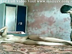 Восточная пара под экзотическую музыку занимается любовью дома