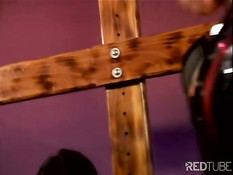 Госпожа в латексном наряде привязала девку к кресту и отшлёпала