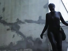 Женщина в чёрном латексном белье оттрахала связанного парня