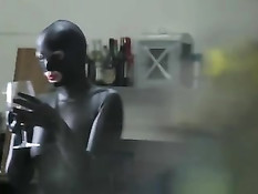 Женщина в чёрном латексном белье оттрахала связанного парня