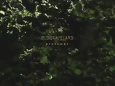 Мужчина привязал девчонку к дереву в лесу и заставил сосать член