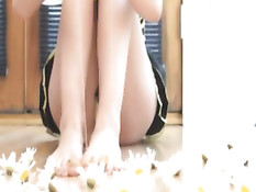 Lexi Belle сделала красивый педикюр и подрочила парню хуй ногами