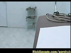 К половым губам связанной шлюшки подвешены тяжёлые предметы