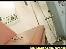 К половым губам связанной шлюшки подвешены тяжёлые предметы