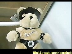 К половым губам связанной шлюшки подвешены тяжёлые предметы