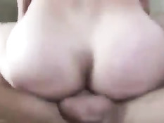 Голубой парень делает минет небритому приятелю и подставляет зад