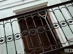 Горячая штучка в корсете Cathy Heaven ебётся с двумя незнакомцами