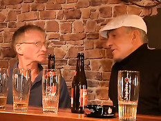 Английская барменша Tiffany Fox в пабе ебётся со старыми мужиками