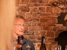 Английская барменша Tiffany Fox в пабе ебётся со старыми мужиками