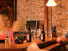 Английская барменша Tiffany Fox в пабе ебётся со старыми мужиками