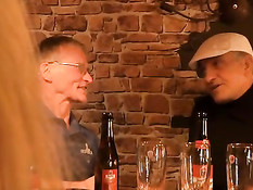 Английская барменша Tiffany Fox в пабе ебётся со старыми мужиками