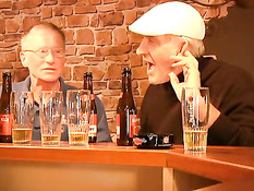 Английская барменша Tiffany Fox в пабе ебётся со старыми мужиками