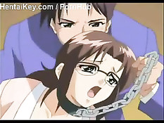 Связанную девку поставили раком и трахнули вибратором и членом