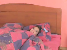 Девушка разбудила любовницу поцелуями и оттрахала её страпоном