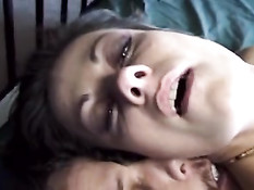 Две сексапильные зрелые женщины занимаются любовью с парнями