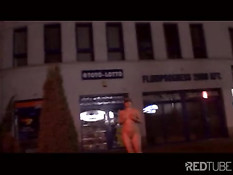 Голая шалава гуляет по ночному городу, а потом ебётся с мужчинами